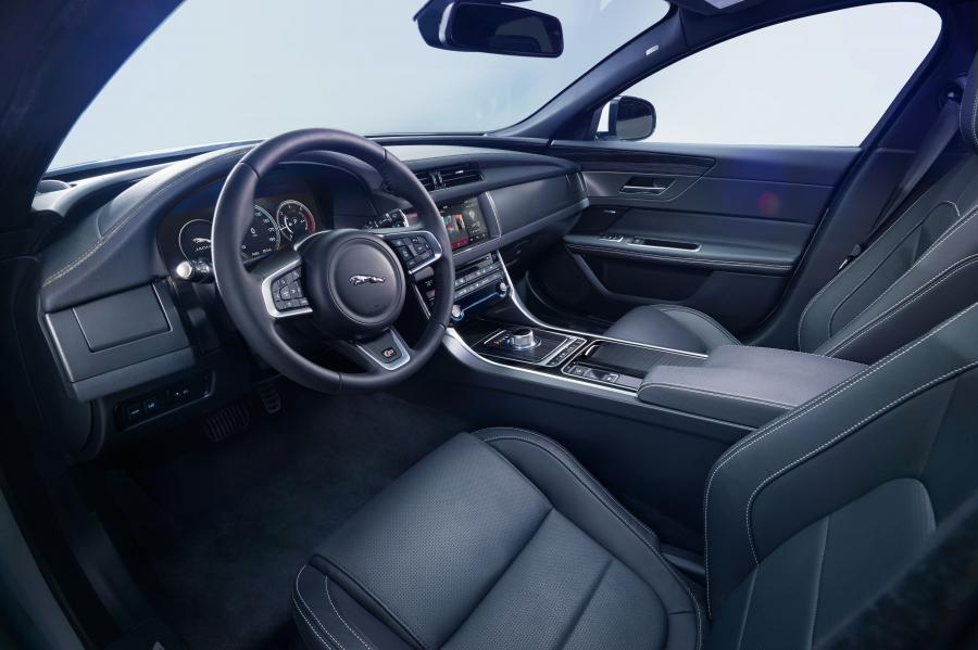  Jaguar XF S AWD 2015 года  (фото 27 из 43)